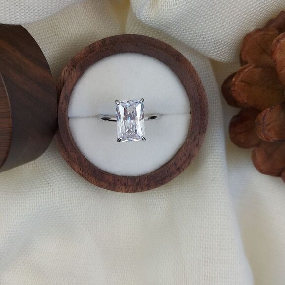 925 Silver Rectangular Cubic Zircon Engagement Ring - Picture 2 of 9